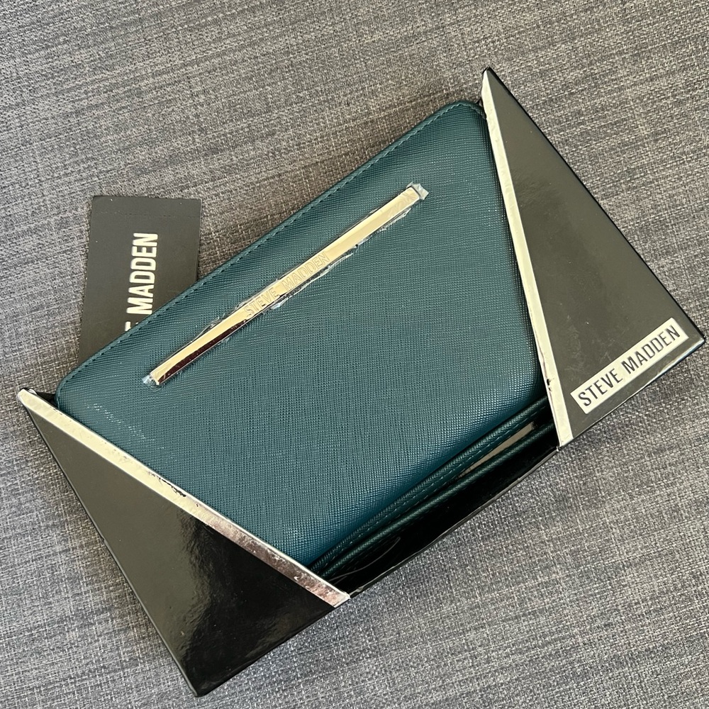 NWT STEVE MADDEN ZIP AROUND WALLET WRISTLET CASE WITH BOX
